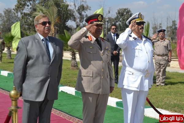 محافظ الاسماعيلية وقائد الجيش الثانى الميدانى ومدير الأمن يضعون أكاليل الزهور على النصب التذكارى