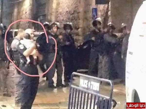 شهود عيان:مهاجم عملية القدس أطلق النار على عائلة المستوطنين دون أن يلحق الأذى بطفلهم