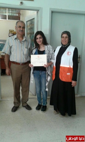 الفنانة الفلسطينية ميرنا عيسى تتسلم شهادة تخريج دورة الأسعافات الأولية