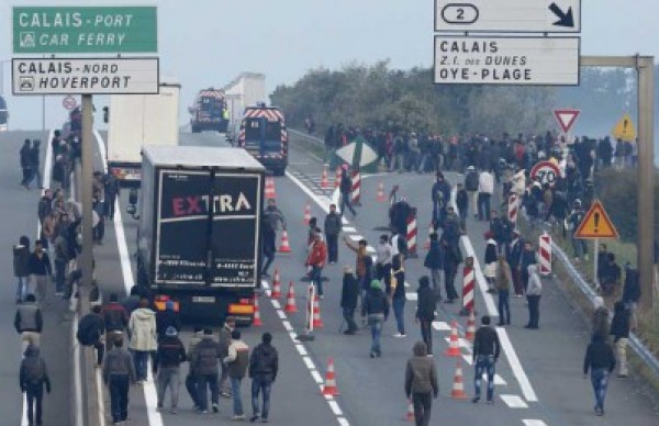 مهاجرون يتسببون في إغلاق نفق بحر المانش بين فرنسا وبريطانيا