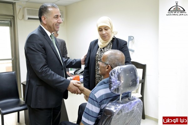 د.غنام تسلم مقعدا كهربائيا لأحد ذوي الإحتياجات الخاصة بتبرع من البنك التجاري الأردني