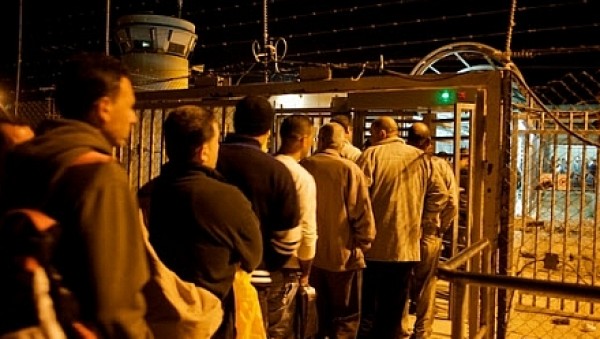 اسرائيل تهدد بمنع 100 الف فلسطيني من العمل في اسرائيل ووقف تحويل الاموال والغاء بطاقات الـ"VIP"