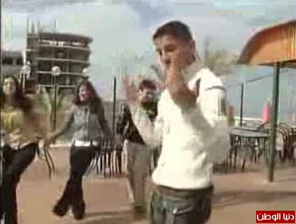 على الكوفية.. غناء محمد عساف