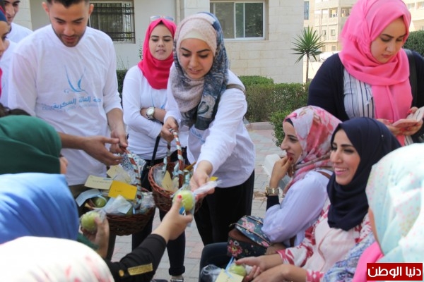 كلية فلسطين الاهلية الجامعية وجمعية العائلة السكرية تنفذان فعالية " تفاحتك بأيدك"