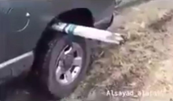 الطريقة الأفضل لإخراج السيارة بعد أن علقت بالوحل