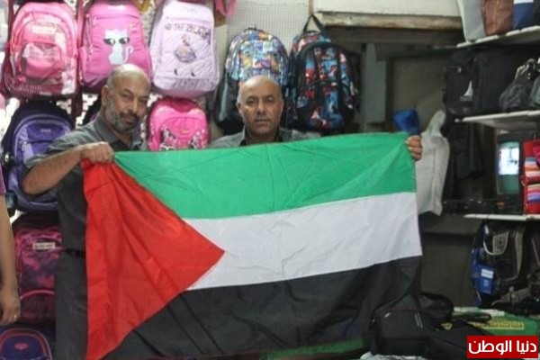 بالصور .. في بادرة الأولى من ونوعها .. النائب جمعة يوزع العلم الفلسطيني علي المواطنين برفح