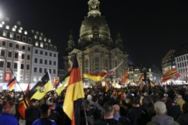 الآلاف يتظاهرون في دريسدن بشرق المانيا ضد اللاجئين