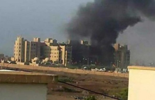نجاة رئيس الوزراء اليمني بعد استهداف مقر اقامته في عدن بالصواريخ
