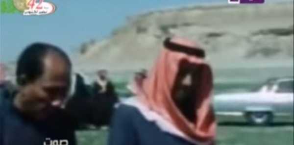 فيديو- الملك "عبدالله" يصطاد طائر بصقره الخاص أمام السادات