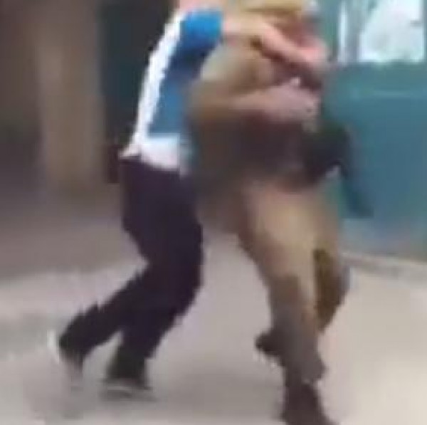 شاهد: ماذا فعل الشاب المقدسي في جندي اسرائيلي.