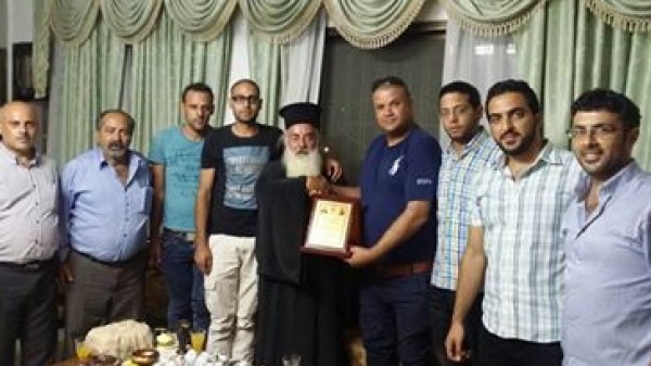 وفد من حركة فتح يكرم راعي كنيسة الروم الأرثوذكس في الزبابدة