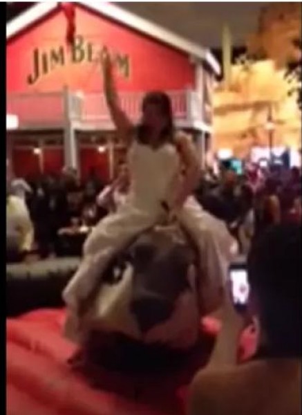 فيديو: عروس تحاول ركوب لعبة الثور بفستان الزفاف !