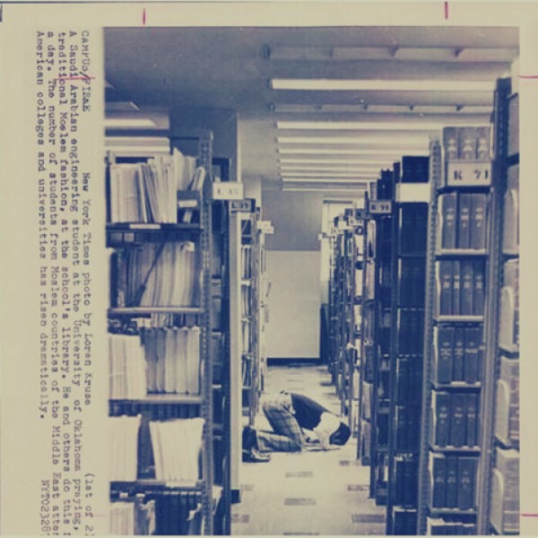 «تايمز» تنشر صورة نادرة لطالب سعودي عام 1975: كان يصلي داخل جامعته الأمريكية