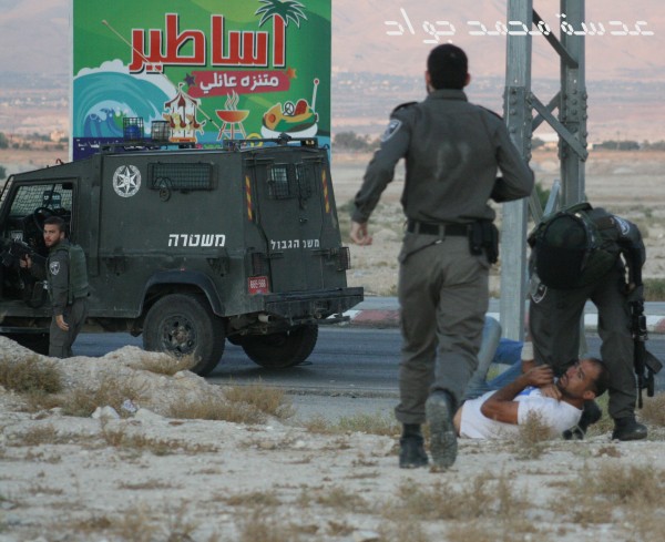قوات الاحتلال تعتقل شاب اثناء المواجهات على مدخل اريحا الجنوبي
