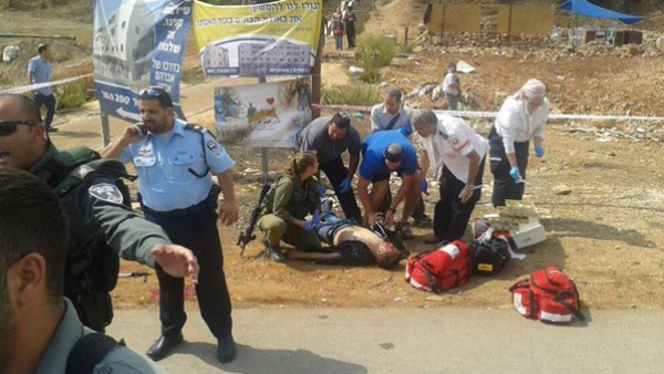 إطلاق النار على شاب فلسطيني بعد تنفيذه عملية طعن جنديين بالخليل