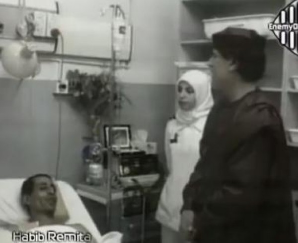 فيديو نادر للراحل القذافي: زيارة لجرحى أنتفاضة الأقصى ووالد الشهيد محمد الدرة عام 2000