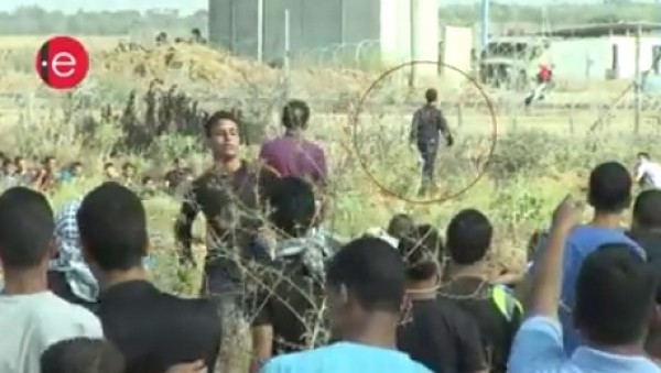 فيديو:شاب استفز جنود الاحتلال شرق مدينة غزة اليوم فأطلقوا النار عليه