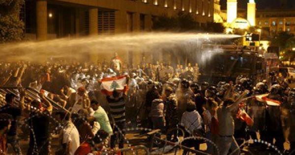 متظاهرون يغلقون طريق وزارة الداخلية ببيروت مطالبين بإطلاق سراح المعتقلين