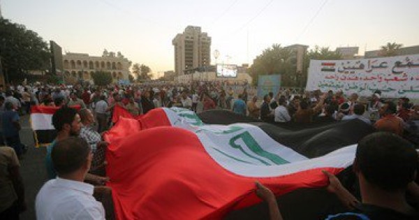 آلاف العراقيين يتظاهرون فى ميدان التحرير ببغداد ضد الفساد الحكومى