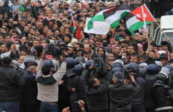 الأمن الأردني يفض مظاهرة حاولت الوصول لمبنى السفارة الإسرائيلية في عمان