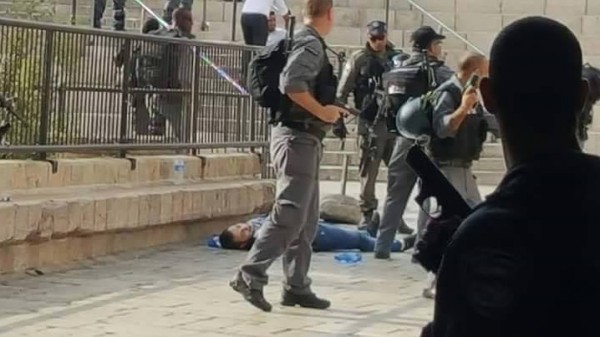 اصابة ثلاثة جنود اسرائيليين من الشرطة الخاصة في عملية طعن جديدة قرب باب العامود بالقدس واستشهاد المنفذ