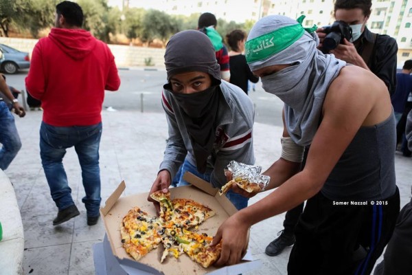 صور: مقاومة جديدة.. مطاعم الضفة الغربية توزّع وجبات للشبان المتظاهرين