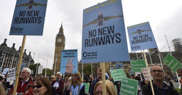 نشطاء يرفضون إنشاء مدرج جديد بمطار هيثرو البريطانى