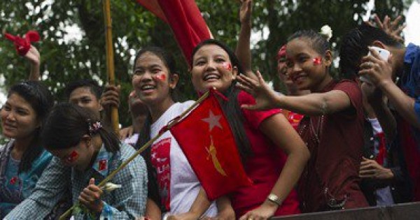 أنصار زعيمة المعارضة فى ميانمار "سان سو كى" يستقبلونها فى يانجون