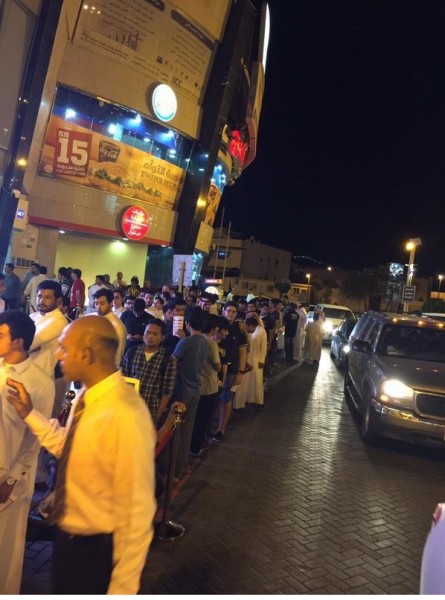 صور وفيديو: إماراتيون وسعوديون في طوابير للحصول على iPhone 6s: الدفعة الأولى وصلت .. طالع الأسعار