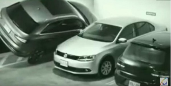 شاهد كيف ركن سيارته