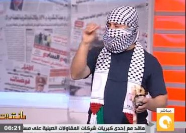 القرموطي يرتدى الزي الفلسطيني تضامنا مع غزة