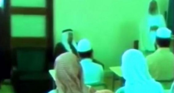 فيديو نادر للملك خالد والملك عبدالله يحضران درسا قرآنيا