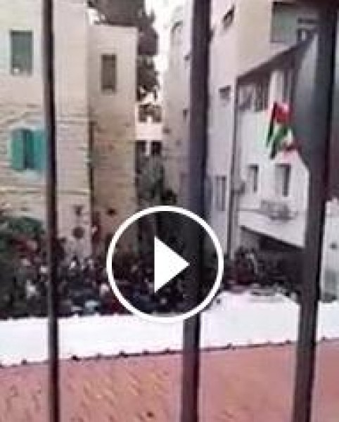 ‏فيديو‬: هتافات غاضبة من أمام مستشفى الحسين في بيت جالا عقب الإعلان عن استشهاد الشاب معتز زواهرة بمواجهات بيت لحم