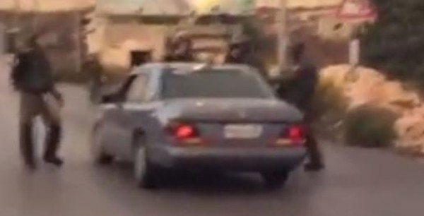 فيديو من بيت أيل...استخدام سيارة فلسطينية كدرع من قبل الجيش الاسرائيلي