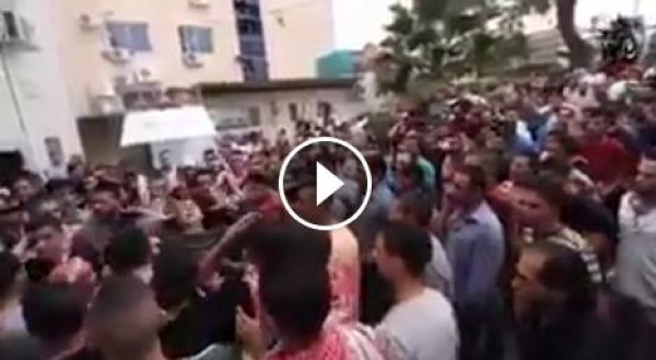 رفاق الشهيد معتز زواهرة يهتفون لوالدته من أمام المستشفى ‫‏بيت_لحم‬ 
"يا أم الشهيد زغردي كل الشباب ولادكِ"