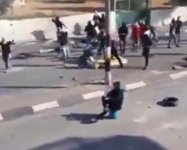 كيف تعامل شاب مع قنبلة غاز ألقاها جيش الإحتلال على متظاهرين