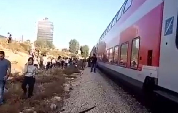 مستوطنون يهربون من أحد القطارات في حيفا بعد أن قام جندي "إسرائيلي" بإطلاق النار بداخله