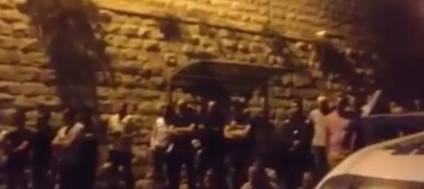 الإحتلال ينصب حواجز عسكرية ويفرض قيود على صلاة المسلمين في الأقصى