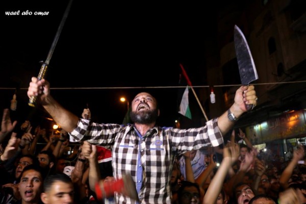 حملوا السكاكين : حماس في رفح تنظم تظاهرات تأييداً للهبة الشعبية في القدس