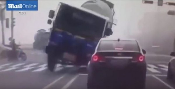 لحظة مقتل 3 نساء تحطمت سيارتهن تحت خلاط إسمنت