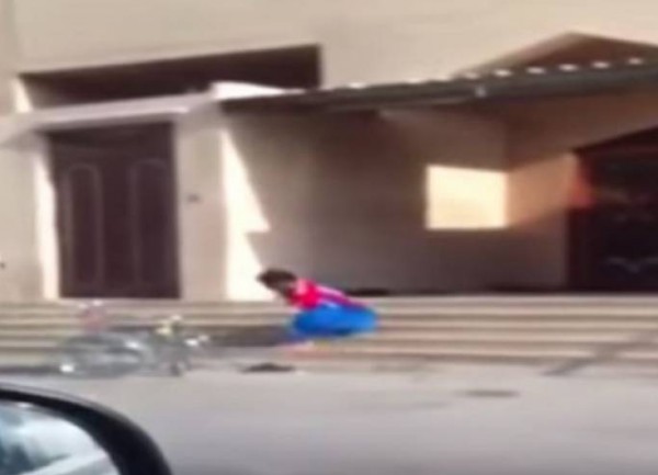 فيديو| يقفز على ساق واحدة للحاق بصلاة الجماعة