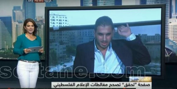 لحظة سقوط لوح خشبي فوق رأس ناشط سياسي على الهواء