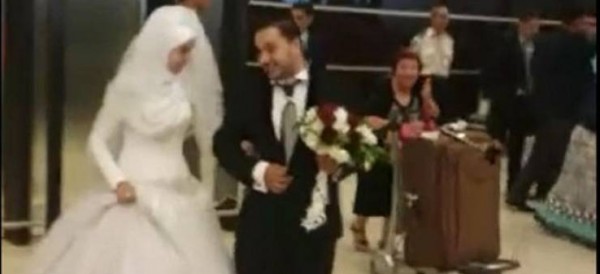 شاهد ماذا فعل عريس وعروسته فى مطار عمان !!
