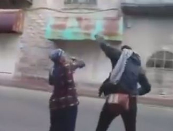 لحظة إعتداء مستوطنة على متضامنين أجانب في مدينة الخليل
