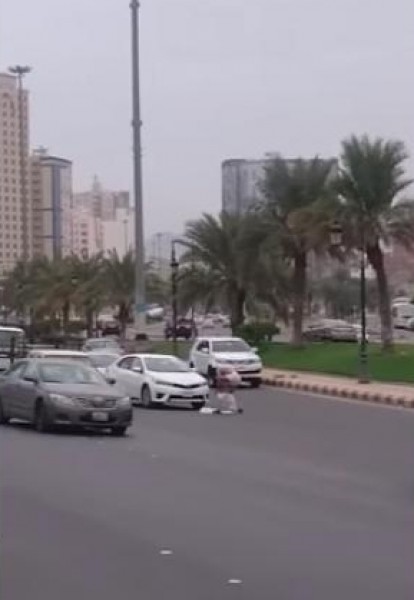 بالفيديو| شاب يخلع ملابسه في منتصف الطريق بمكة المكرمة