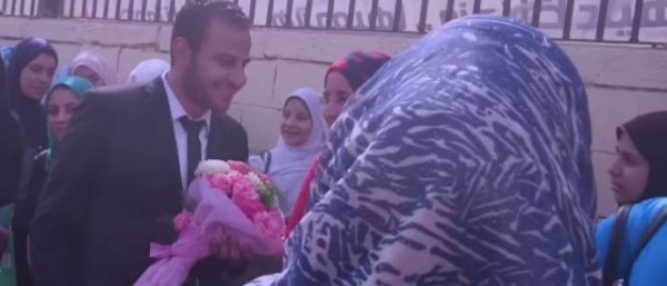 بالفيديو .. شاب يتقدم لطلب يد طالبة بالأزهر أمام جامعة الأزهر ليفاجئها