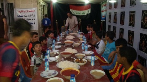 شاب عراقي يتبنى 30 طفل في بيته