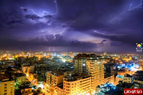 البرق في سماء مدينة غزة ليلة أمس
