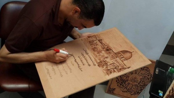 فنان فلسطيني يرسم لوحات رائعة عن طريق حرق الخشب
