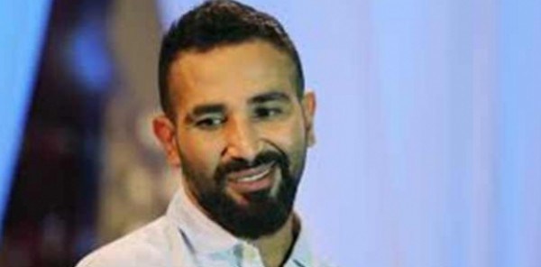 أحمد سعد يعلق على صورته وهو يؤم الإبراشي بالصلاة مرتديا شورت
